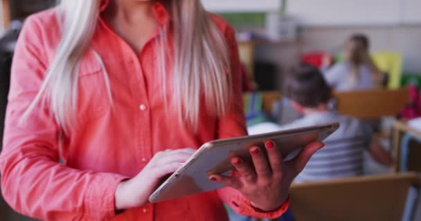 Vrouwelijke Leraar Draagt Gezichtsmasker Met Behulp Van Digitale Tablet School — Stockvideo