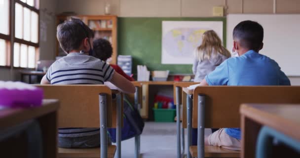 Dwóch Chłopców Maskach Wita Się Nawzajem Dotykając Łokci Szkole Edukacja — Wideo stockowe