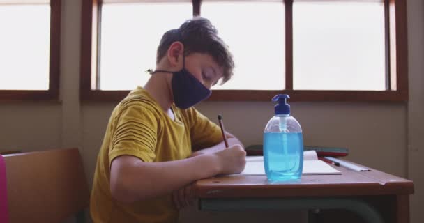 Gemengd Racemeisje Met Handreiniger Gezichtsmasker Haar Bureau School Basisonderwijs Sociale — Stockvideo