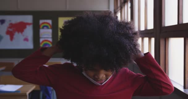 Mixed Raced Meisje Zet Een Gezichtsmasker Zit Haar Bureau School — Stockvideo