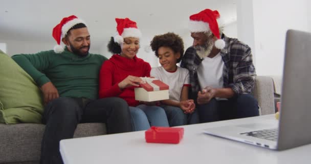 Eine Afroamerikanische Mehrgenerationenfamilie Sitzt Hause Auf Einem Sofa Wohnzimmer Trägt — Stockvideo