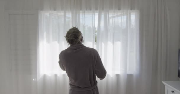 Afro Americano Idoso Quarto Desenhando Cortinas Das Janelas Distanciamento Social — Vídeo de Stock