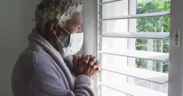 Afro Amerikaanse Senior Man Een Slaapkamer Met Een Gezichtsmasker Kijkend — Stockvideo