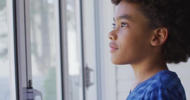 Karışık Irk Çocuğu Evde Aile Zamanının Keyfini Çıkarıyor Sosyal Mesafeler — Stok video