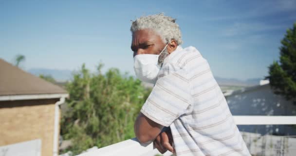 아프리카계 미국인 노인이 발코니에 마스크를 사회적 거리와 구역에서의 — 비디오