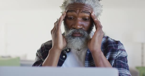 Afroameričan Starší Muž Sedí Stolu Používá Notebook Mnul Čelo Sociální — Stock video