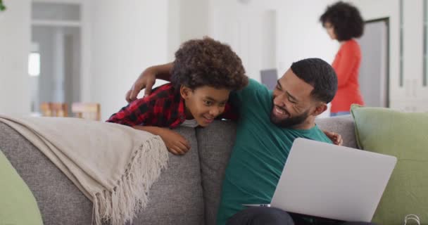 Gemischtes Rassenpaar Mit Sohn Genießt Die Gemeinsame Familienzeit Hause Soziale — Stockvideo