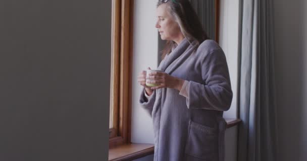 Kaukasische Frau Mit Langen Dunklen Haaren Genießt Die Zeit Hause — Stockvideo