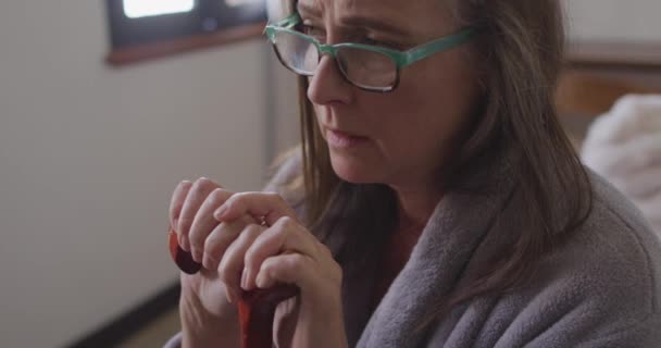 Primer Plano Mujer Caucásica Preocupada Que Pasa Tiempo Casa Distanciamiento — Vídeos de Stock