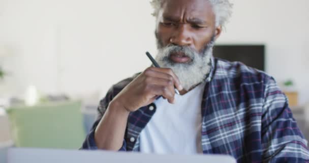 Hombre Mayor Afroamericano Sentado Junto Una Mesa Usando Laptop Frotándose — Vídeos de Stock