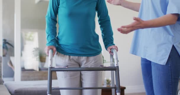 Starsza Kaukaska Kobieta Domu Odwiedzana Przez Białą Pielęgniarkę Chodzącą Pomocą — Wideo stockowe