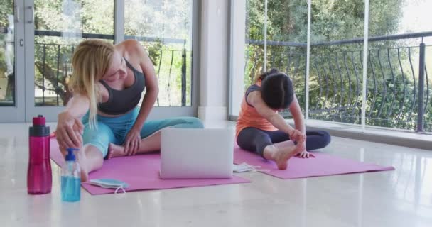 Mujer Caucásica Pasando Tiempo Casa Con Hija Juntos Practicando Yoga — Vídeos de Stock
