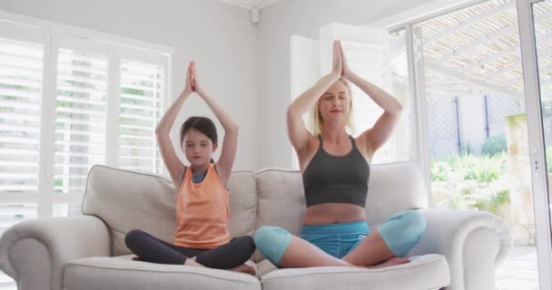 Mujer Caucásica Pasando Tiempo Casa Con Hija Juntos Practicando Yoga — Vídeos de Stock