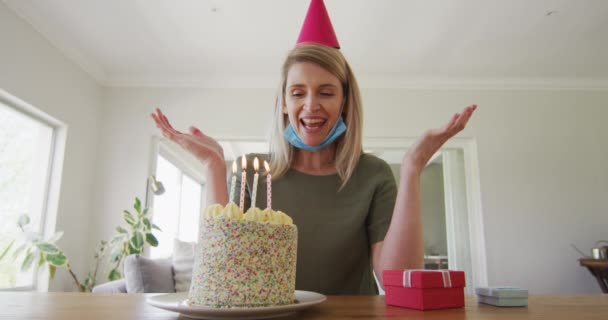 Mujer Caucásica Pasar Tiempo Casa Sentado Cocina Con Pastel Cumpleaños — Vídeo de stock