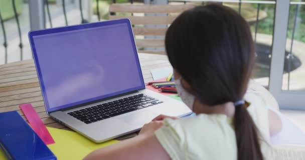 Chica Caucásica Pasar Tiempo Casa Con Máscara Facial Sentado Mesa — Vídeos de Stock