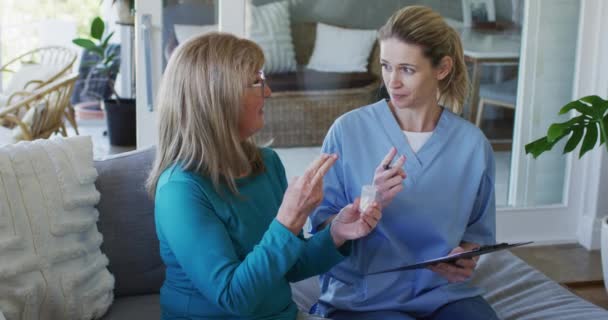 Senior Caucasian Woman Home Visited Caucasian Female Nurse Sitting Couch — Stock Video