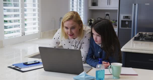 Biała Kobieta Spędza Czas Domu Córką Rozmawiając Laptopie Kuchni Zwolnionym — Wideo stockowe