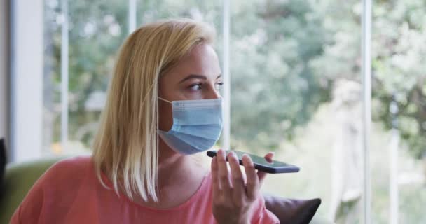 Donna Caucasica Trascorrere Del Tempo Casa Indossando Maschera Facciale Parlando — Video Stock