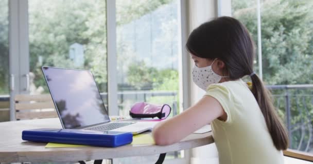 Menina Caucasiana Passar Tempo Casa Usando Máscara Facial Sentado Mesa — Vídeo de Stock