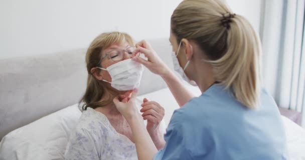 高个子白人妇女在家里拜访白种人女护士 戴上面罩 护士戴上面罩 Covid Coronavirus检疫期间的家庭医疗护理 慢动作 — 图库视频影像