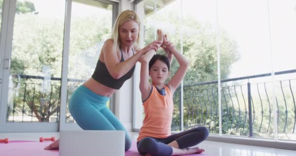 Femme Caucasienne Passer Temps Maison Avec Fille Ensemble Pratiquer Yoga — Video