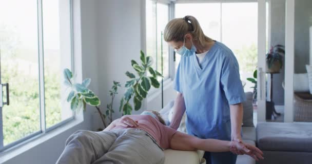 Ältere Kaukasische Frau Hause Besucht Von Kaukasischen Krankenschwester Streckt Ihren — Stockvideo