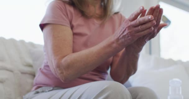 Een Oudere Blanke Vrouw Die Thuis Zit Haar Handen Schoonmaakt — Stockvideo