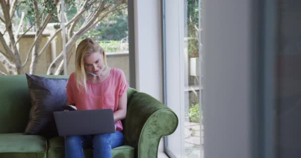 Biała Kobieta Spędza Czas Domu Masce Twarz Używając Smartfona Laptopa — Wideo stockowe