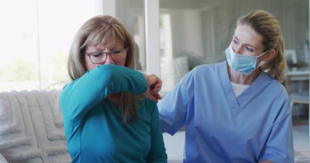 Blanke Vrouw Wordt Thuis Bezocht Door Een Blanke Vrouwelijke Verpleegster — Stockvideo