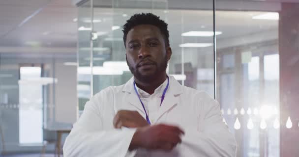 Egy Afro Amerikai Férfi Orvosi Szakember Portréja Sztetoszkóppal Nyakában Ahogy — Stock videók