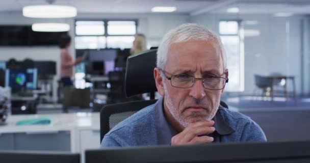 Белый Человек Работающий Обычном Офисе Сидящий Столом Компьютерами Замедленной Съемки — стоковое видео