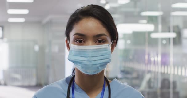 Portret Van Een Gemengd Ras Vrouwelijke Medische Professional Het Dragen — Stockvideo