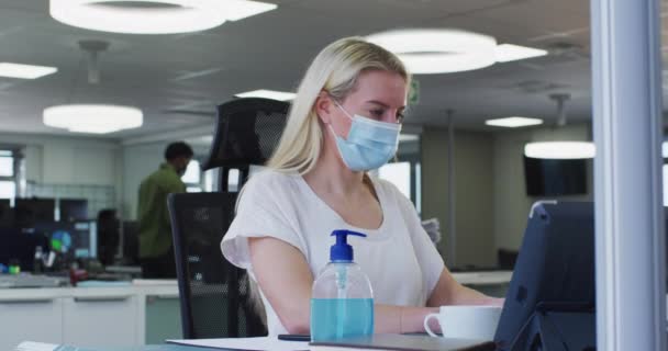 Mujer Caucásica Que Trabaja Una Oficina Informal Con Máscara Facial — Vídeo de stock