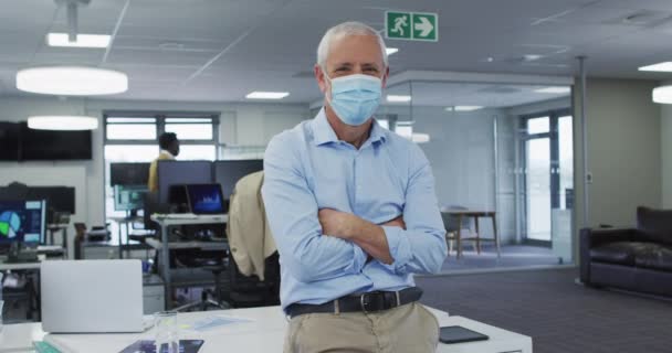 Běloch Pracující Neformální Kanceláři Obličejovou Maskou Chránící Před Covidem Sedícím — Stock video
