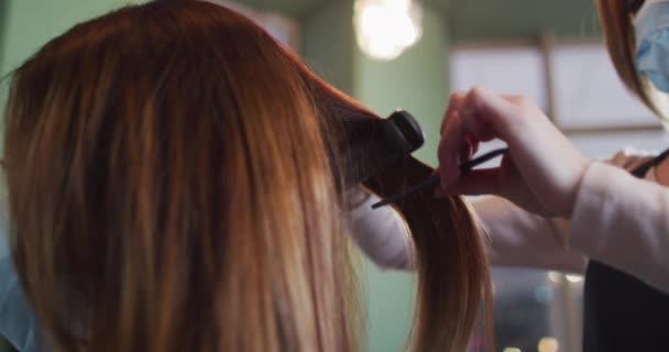 Caucasian Female Hairdresser Working Hair Salon Wearing Face Mask Straightening — Stock Video