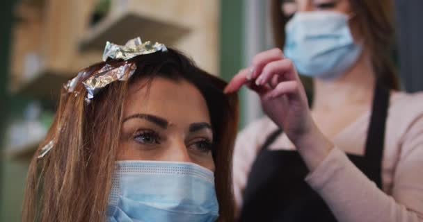 Caucasian Female Hairdresser Working Hair Salon Wearing Face Mask Dying — Stock Video