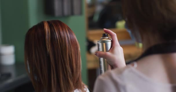 Parrucchiere Femminile Caucasico Che Lavora Salone Capelli Maschera Faccia Spruzzando — Video Stock