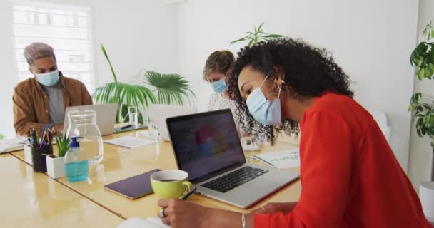 Multi Etnische Groep Van Mannelijke Vrouwelijke Creatieve Zakelijke Collega Die — Stockvideo