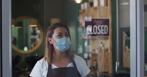 Peluquería Femenina Caucásica Que Trabaja Peluquería Con Mascarilla Facial Cambio — Vídeo de stock