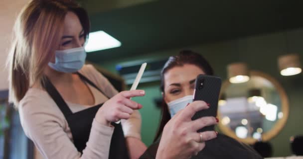 Caucasian Female Hairdresser Working Hair Salon Wearing Face Mask Combing — Stock Video