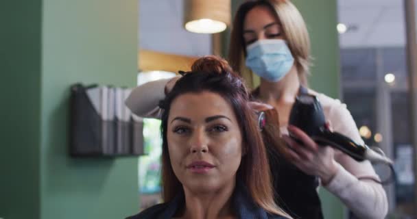 Coafeză Caucaziană Sex Feminin Care Lucrează Salonul Coafură Purtând Mască — Videoclip de stoc
