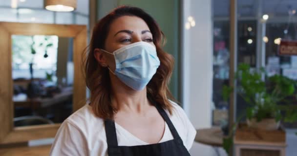 Blanke Vrouwelijke Kapper Die Werkt Een Kapsalon Met Gezichtsmasker Niezen — Stockvideo