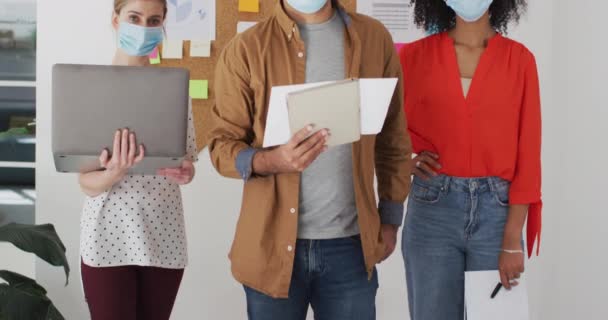 Ofiste Yüz Maskesi Takan Çok Irklı Erkek Kadın Yaratıcı Arkadaşlarının — Stok video