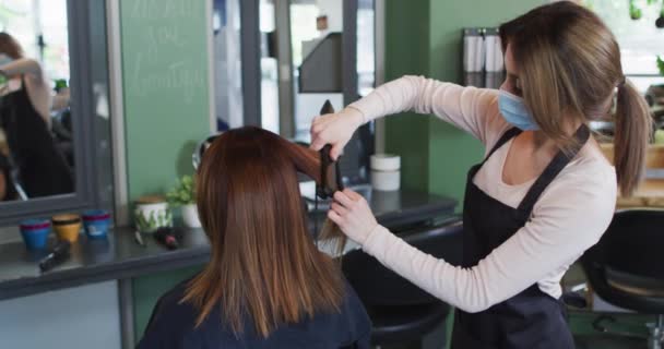 Peluquería Femenina Caucásica Que Trabaja Peluquería Con Mascarilla Facial Alisando — Vídeos de Stock