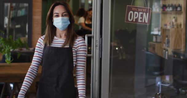 Retrato Una Peluquera Caucásica Trabajando Peluquería Usando Mascarilla Cruzando Los — Vídeos de Stock