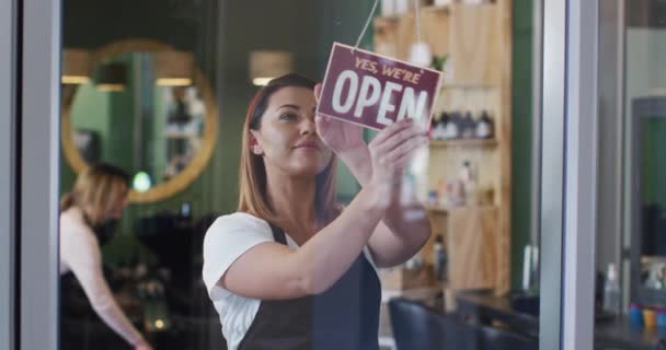 Portret Białej Fryzjerki Pracującej Salonie Fryzjerskim Zmieniającej Znak Yes Open — Wideo stockowe