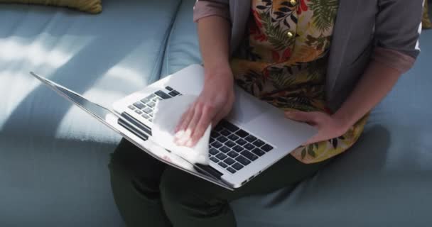 Środkowa Część Kobiecego Biznesu Kreatywne Siedzenie Kanapie Biurze Dezynfekowanie Laptopa — Wideo stockowe