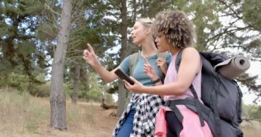 Genç beyaz bir kadın, melez bir kadınla yürürken uzaktaki bir şeye dikkat çekiyor. Her ikisi de sırt çantaları ve bir tablet ile donatılmıştır. Gün boyunca doğayı birlikte keşfederler..