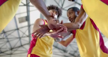 Çeşitli basketbol takımları bir araya toplanıyor, grup halinde el ele tutuşuyorlar. İç saha saha ayarlarında takım çalışması ve sportmenlik, yavaş çekim vurgulanıyor.