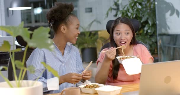 Wanita Muda Afrika Amerika Dan Wanita Birasial Menikmati Makanan Bisnis — Stok Video